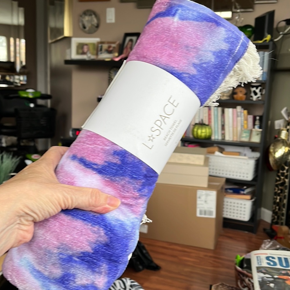 L* Space boho chiq Tye-dye beach towel oversized 🏝.  68 L X 30 W IN. All Cotton